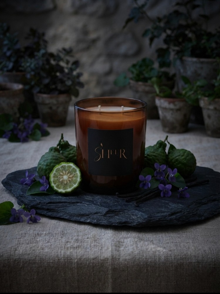 Kayrak taş üzerinde bergamot, menekşe ve vanilya çubuklarıyla SHEER mumu